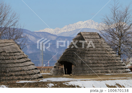 穂高とともに生きた古代人住居を復元した平出遺跡 穂高とともに生きた古代人住居を復元した平出遺跡 100670138