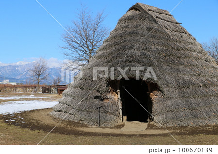 穂高とともに生きた古代人住居を復元した平出遺跡 100670139