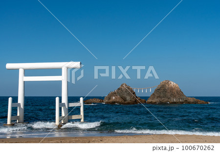 糸島の海岸にある白い鳥居と夫婦岩 糸島の海岸にある白い鳥居と夫婦岩 100670262