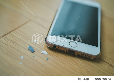 スマホを落として壊す 100670678