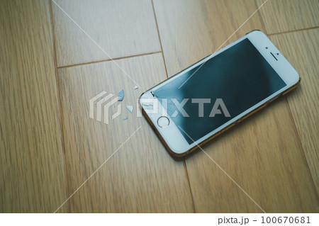 スマホを落として壊す 100670681