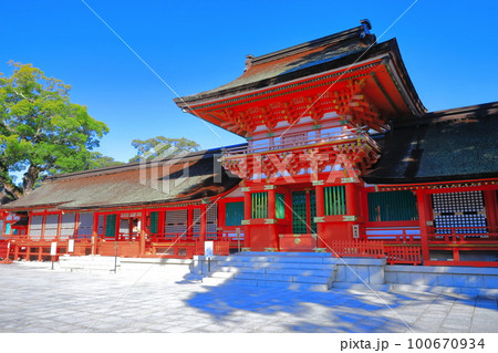 【大分県】晴天の宇佐神宮の上宮 100670934