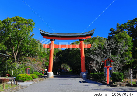 【大分県】晴天の宇佐神宮の表参道大鳥居 100670947