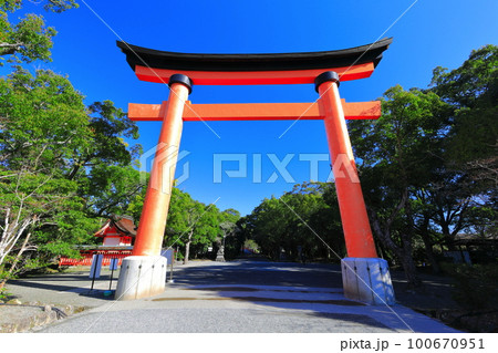 【大分県】晴天の宇佐神宮の表参道大鳥居 【大分県】晴天の宇佐神宮の表参道大鳥居 100670951