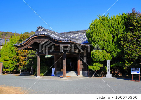 【山口県】晴天の毛利氏庭園の毛利博物館 100670960