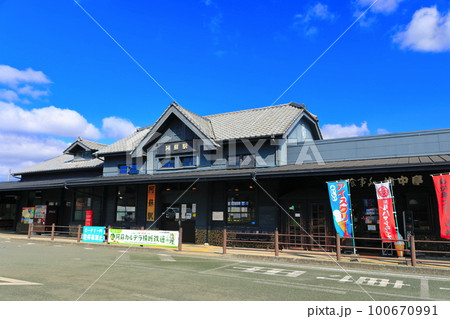 【熊本県】晴天下のJR阿蘇駅 100670991