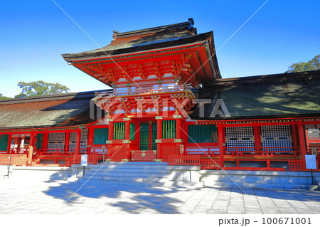【大分県】晴天の宇佐神宮の上宮 100671001