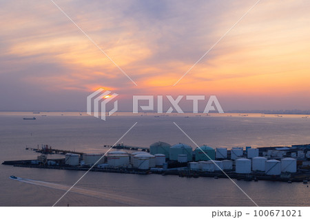 千葉ポートタワーからの東京湾の夕景 100671021