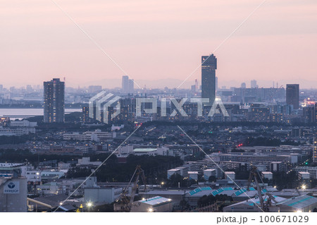 千葉ポートタワーからの東京湾の夕景 100671029