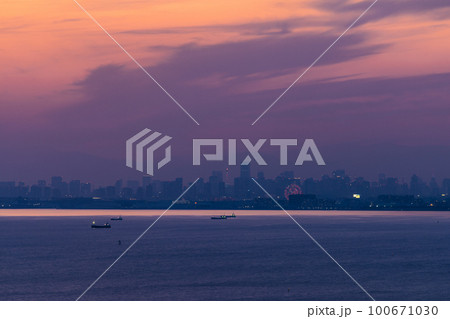 千葉ポートタワーからの東京湾の夕景 100671030