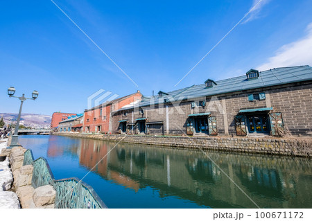 雪が残る北海道の小樽運河 100671172