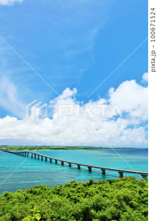 沖縄　宮古島　青空の来間大橋と海 100671524