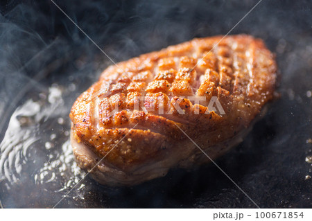 鴨肉のロースト 100671854