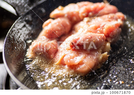 チキンステーキを作る手元 100671870