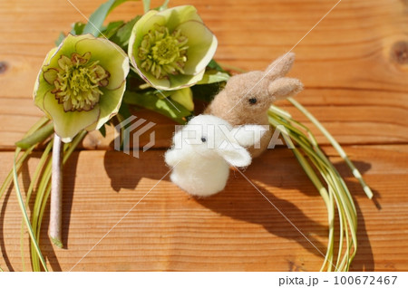 クリスマスローズとベアグラスのフレッシュリースとフェルトのウサギ 　　　  100672467