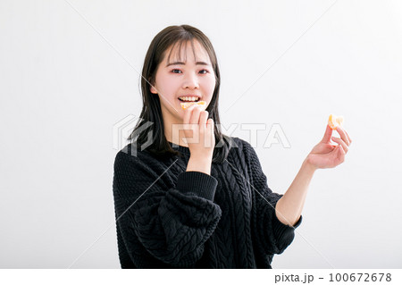 みかんを食べる女性 Citrus みかんを食べる女性 Citrus 100672678