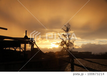 夕焼けと漁船 100673214