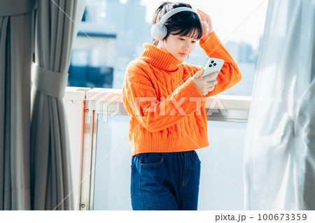 スマホを操作する若い女性 100673359