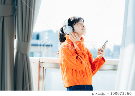 スマホを操作する若い女性 スマホを操作する若い女性 100673360