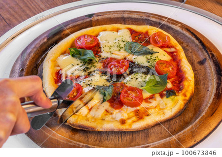 ミックスピザ Italian delicious food mixture pizza ミックスピザ Italian delicious food mixture pizza 100673846
