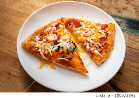 ミックスピザ Italian delicious food mixture pizza ミックスピザ Italian delicious food mixture pizza 100673848