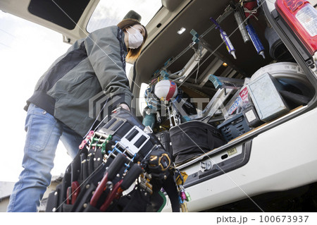 現場で腰道具の準備をする若い女性作業員 現場で腰道具の準備をする若い女性作業員 100673937