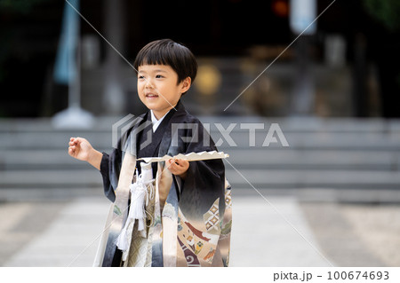 和服姿で七五三のお宮参りに来た5歳児が扇子をヒラヒラさせながら歩き回っているところ 和服姿で七五三のお宮参りに来た5歳児が扇子をヒラヒラさせながら歩き回っているところ 100674693