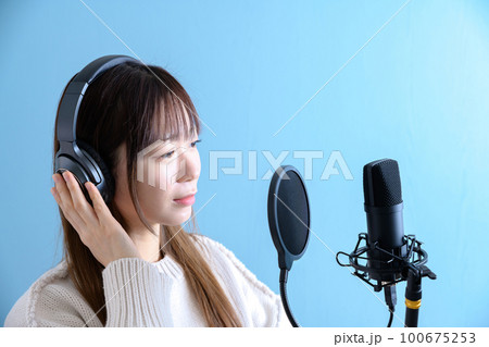 ポップガード付きマイクで歌う女性 音声収録 動画撮影 歌ってみた ユーチューバー ポップガード付きマイクで歌う女性 音声収録 動画撮影 歌ってみた ユーチューバー 100675253