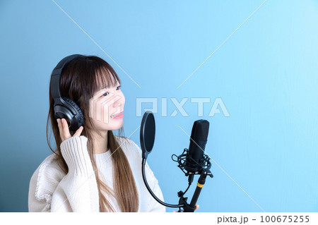 ポップガード付きマイクで歌う女性　音声収録　動画撮影　歌ってみた　ユーチューバー 100675255