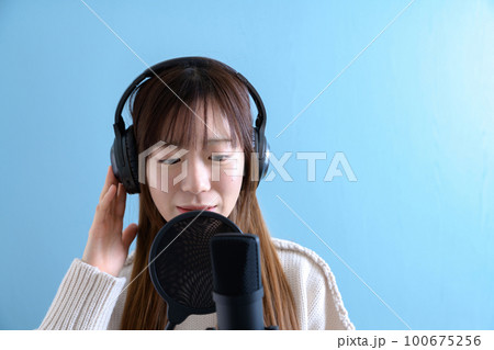 ポップガード付きマイクで歌う女性 音声収録 動画撮影 歌ってみた ユーチューバー ポップガード付きマイクで歌う女性 音声収録 動画撮影 歌ってみた ユーチューバー 100675256