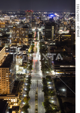 千葉ポートタワーからの千葉市の夜景 100675301