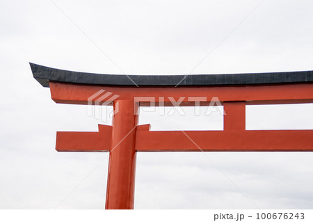 日本イメージ素材 朱色の美しい鳥居のクローズアップ 日本イメージ素材 朱色の美しい鳥居のクローズアップ 100676243