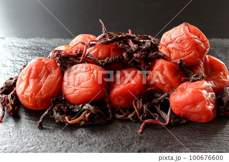 赤紫蘇漬けの梅干し 赤紫蘇漬けの梅干し 100676600