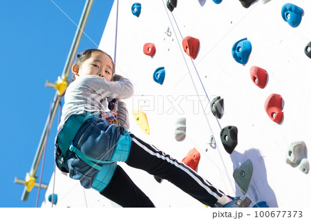 クライミングを楽しむ子供 クライミングを楽しむ子供 100677373