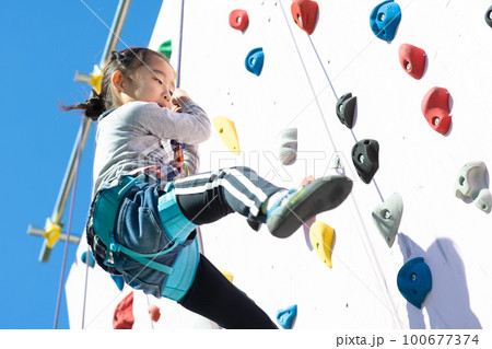 クライミングを楽しむ子供 100677374