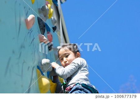 クライミングを楽しむ子供 100677379