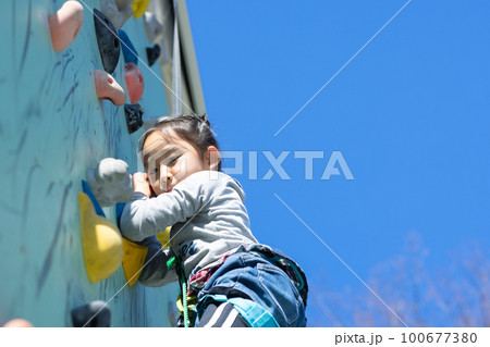クライミングを楽しむ子供 クライミングを楽しむ子供 100677380