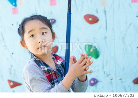 クライミングを楽しむ子供 100677502