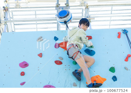 トップロープクライミングを楽しむ子供 トップロープクライミングを楽しむ子供 100677524