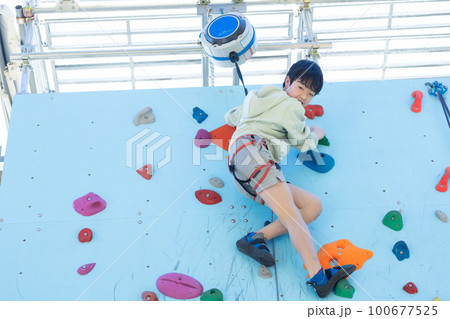トップロープクライミングを楽しむ子供 トップロープクライミングを楽しむ子供 100677525