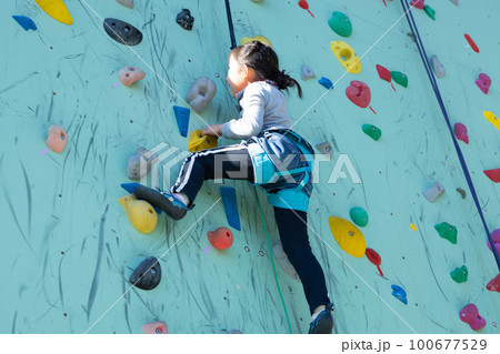 クライミングを楽しむ子供 クライミングを楽しむ子供 100677529