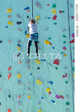クライミングを楽しむ子供 クライミングを楽しむ子供 100677704
