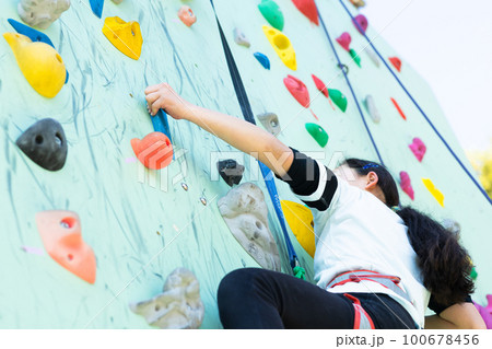 クライミングを楽しむ子供 クライミングを楽しむ子供 100678456
