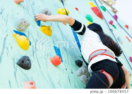 クライミングを楽しむ子供 クライミングを楽しむ子供 100678457