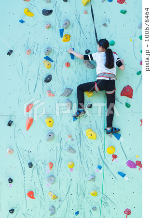 クライミングを楽しむ子供 クライミングを楽しむ子供 100678464