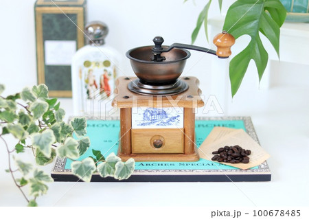 白を基調に観葉植物とコーヒーミルが綺麗 白を基調に観葉植物とコーヒーミルが綺麗 100678485