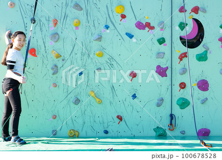 クライミングを楽しむ子供 100678528