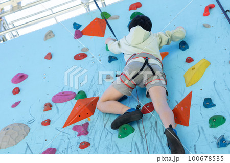 トップロープクライミングを楽しむ子供 100678535