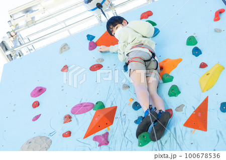 トップロープクライミングを楽しむ子供 トップロープクライミングを楽しむ子供 100678536