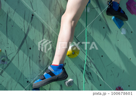 クライミングを楽しむ子供 100678601